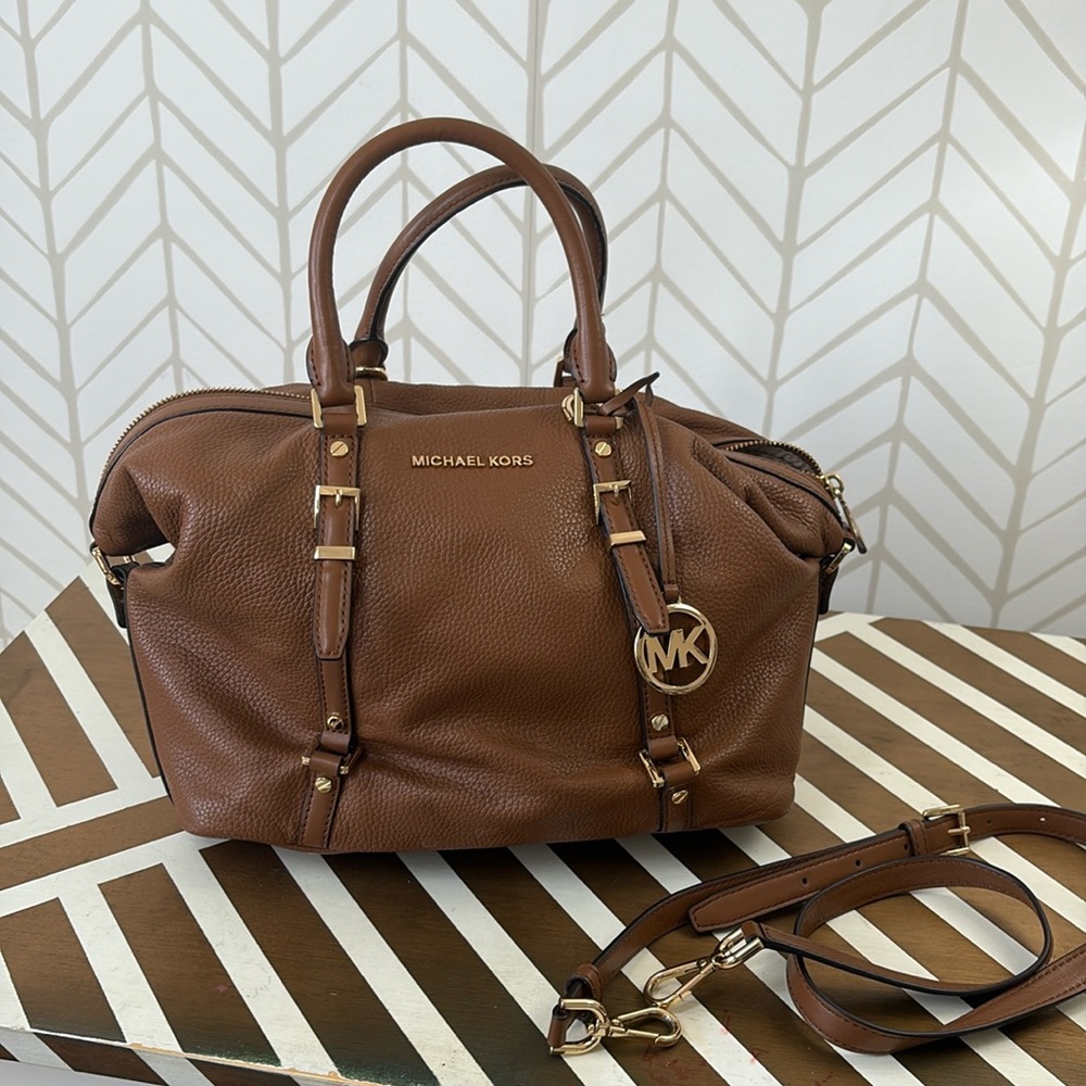 Authentic Michael Kors brown leather purse 
Great condition 
Includes long strap